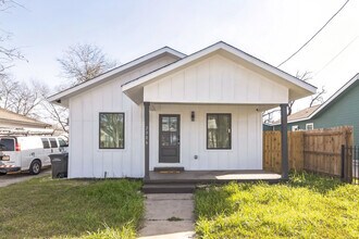 2306 E Houston St in San Antonio, TX - Building Photo - Building Photo