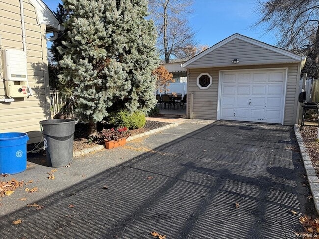 8 William St in Copiague, NY - Foto de edificio - Building Photo