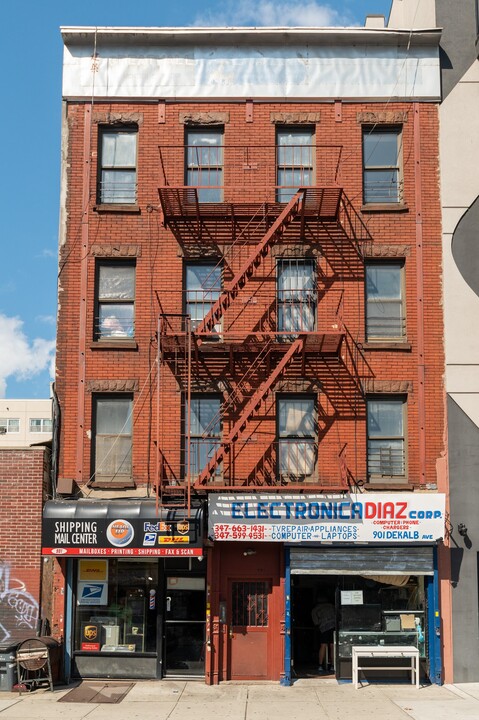 901 DeKalb Ave in Brooklyn, NY - Building Photo