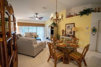 7189 Strand Cir, Unit 1 in Bradenton, FL - Foto de edificio - Building Photo
