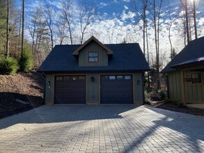 18 Twisted Birch Dr in Hendersonville, NC - Foto de edificio - Building Photo