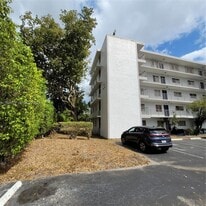 8540 N Sherman Cir in Miramar, FL - Building Photo