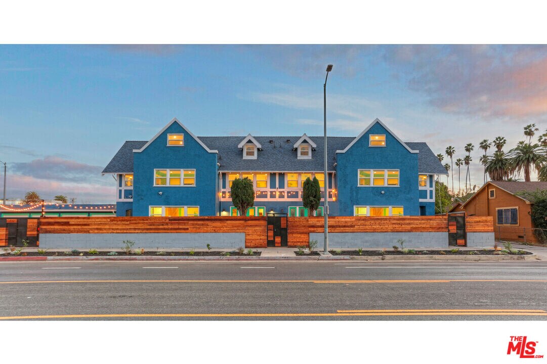 1952 W 48th St-Unit -1 in Los Angeles, CA - Building Photo