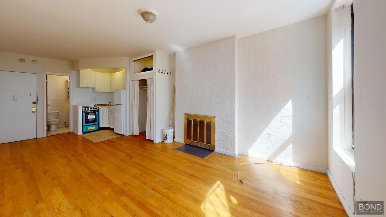 239 E 24th St in New York, NY - Building Photo