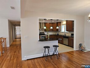 52 Elm St in Englewood Cliffs, NJ - Foto de edificio - Building Photo