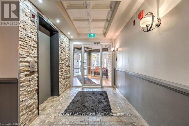 5 Jacksway Crescent in London, ON - Building Photo - Building Photo