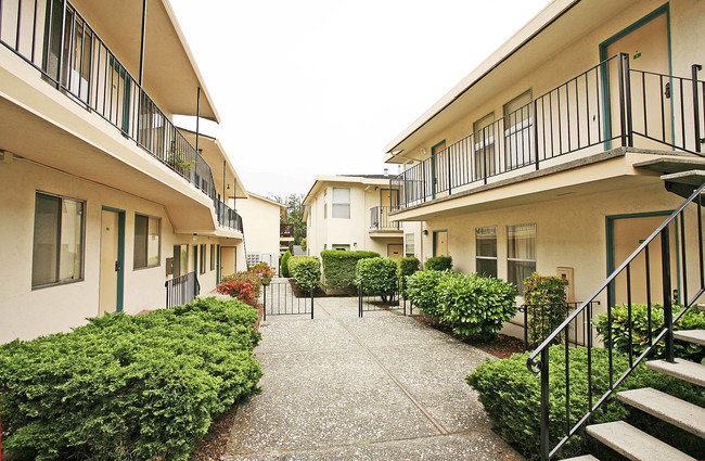 Solis Apartments in El Sobrante, CA - Foto de edificio - Building Photo