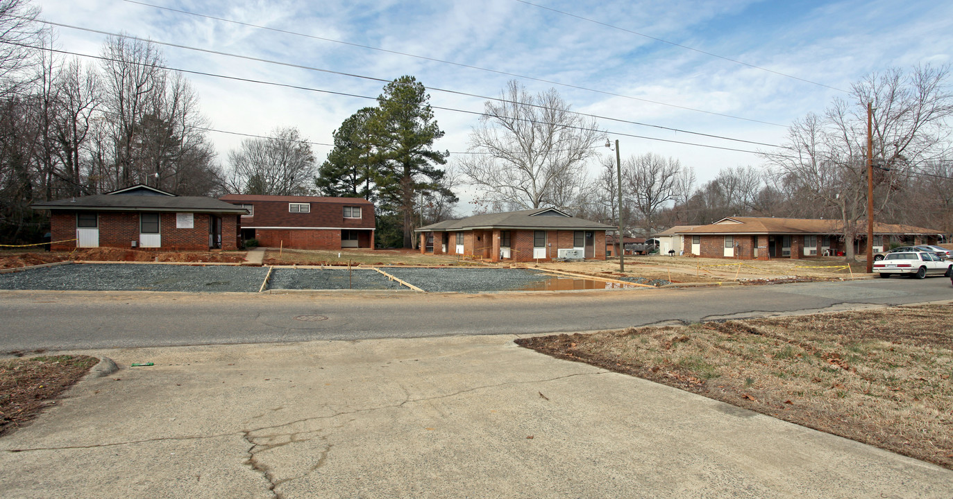 710-726 North St in Graham, NC - Building Photo