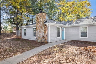 2020 Whitfield St in Smyrna, GA - Building Photo - Building Photo