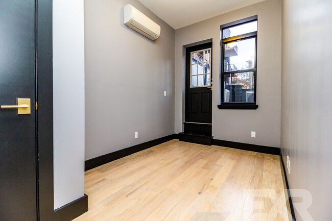 148 Meserole St in Brooklyn, NY - Building Photo - Building Photo