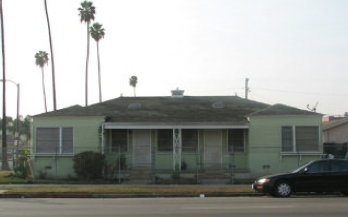 8139 S Hoover St in Los Angeles, CA - Building Photo