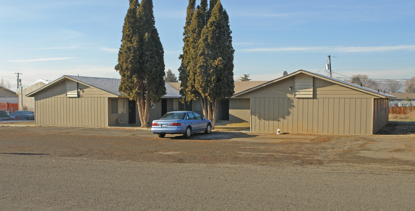 406 S 66th Ave in Yakima, WA - Building Photo