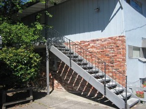 Mayette Village Apartments in Santa Rosa, CA - Building Photo - Building Photo