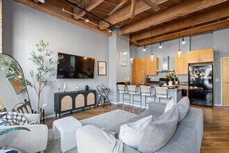 1040 W Adams St, Unit 217 in Chicago, IL - Foto de edificio - Building Photo