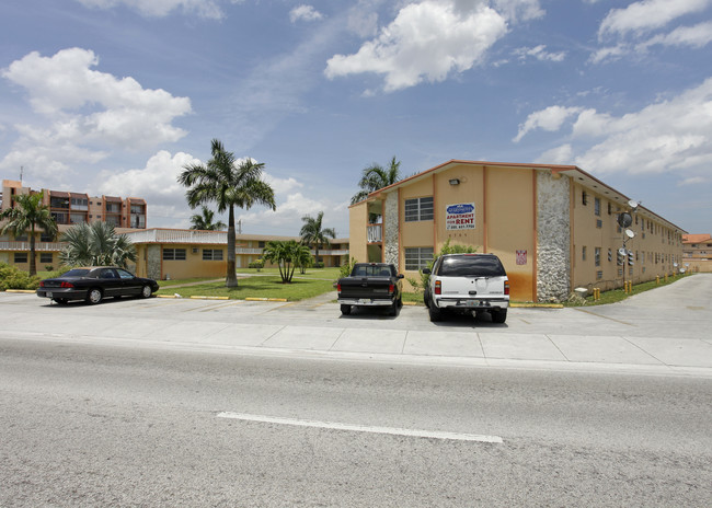 Marshall Apartments in Hialeah, FL - Foto de edificio - Building Photo