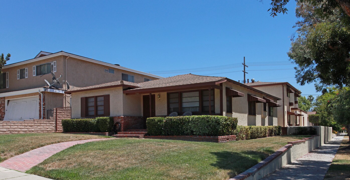 702 E Tujunga Ave in Burbank, CA - Foto de edificio
