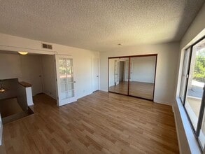 13885 La Jolla Plaza in Garden Grove, CA - Foto de edificio - Building Photo