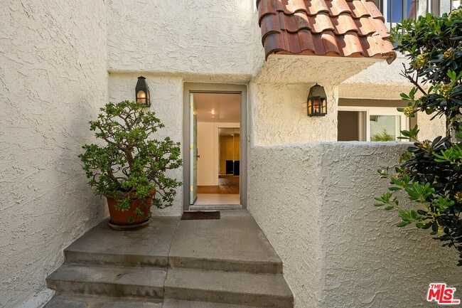 129 Alta Ave in Santa Monica, CA - Building Photo - Building Photo