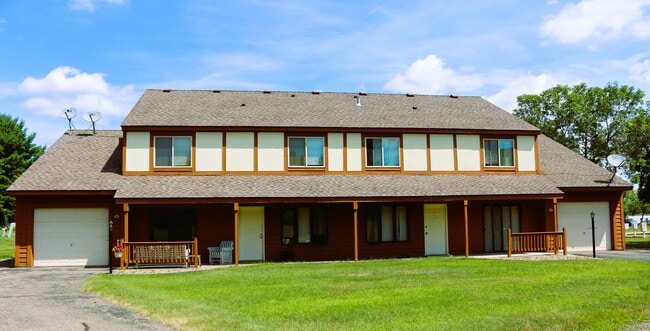 1100 Mont Croix Dr in Hudson, WI - Foto de edificio - Building Photo