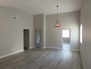 24064 Verdun Ln in Murrieta, CA - Foto de edificio - Building Photo