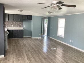 306 W Wallisville Rd in Highlands, TX - Building Photo - Building Photo