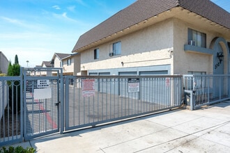 Beachside Apartments in Anaheim, CA - Foto de edificio - Building Photo