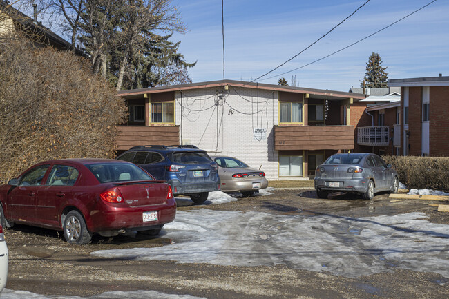 127 13 Av NE in Calgary, AB - Building Photo - Building Photo