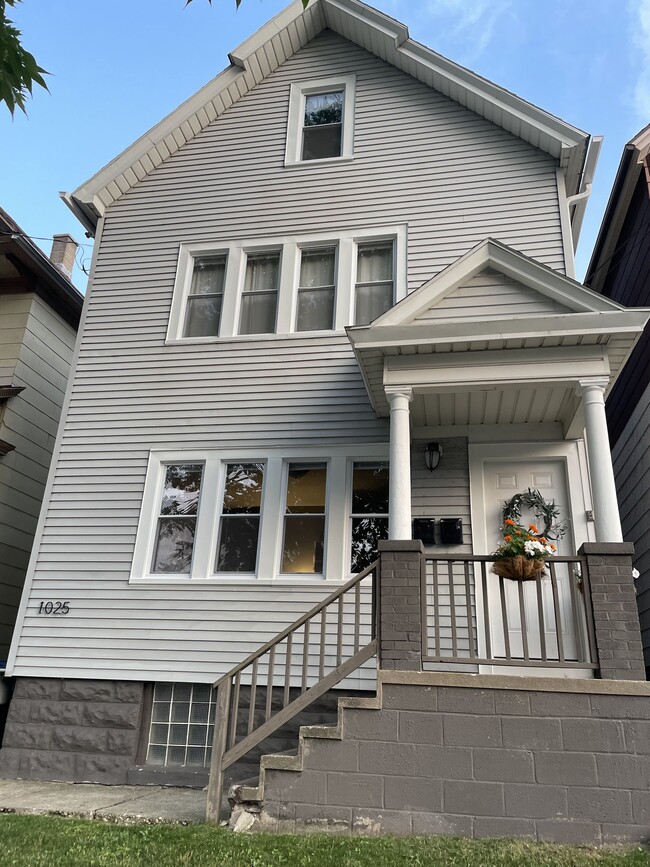 property at 1025 E Hamilton St