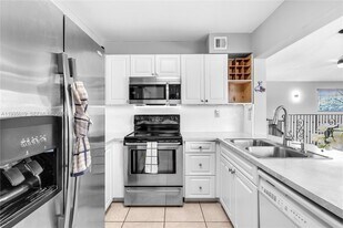 341 W Park Dr in Miami, FL - Building Photo