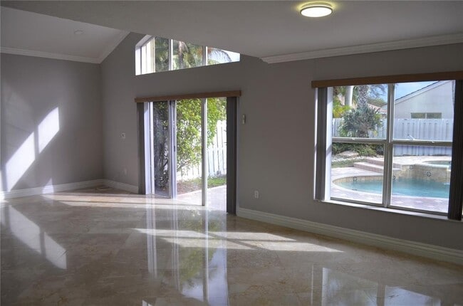 18808 NW 24th Pl in Pembroke Pines, FL - Foto de edificio - Building Photo