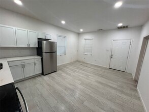 410 S Vaden St, Unit B in Sherman, TX - Building Photo - Building Photo