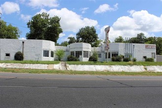 700-704 W Upshur Ave in Gladewater, TX - Building Photo - Building Photo