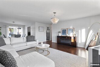 557 Market St in Elmwood Park, NJ - Foto de edificio - Building Photo