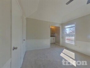 2116 E Sunvale Dr in Olathe, KS - Building Photo - Building Photo