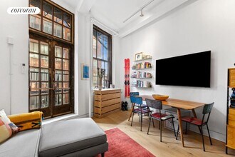 8 W 13th St in New York, NY - Building Photo - Building Photo