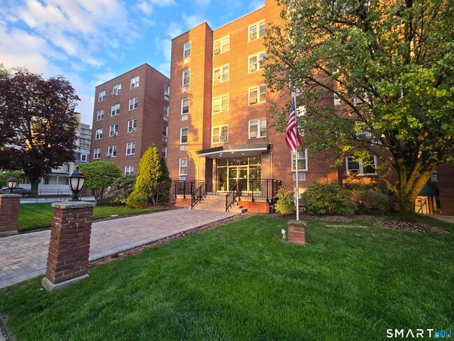 39 Glenbrook Rd in Stamford, CT - Building Photo - Building Photo