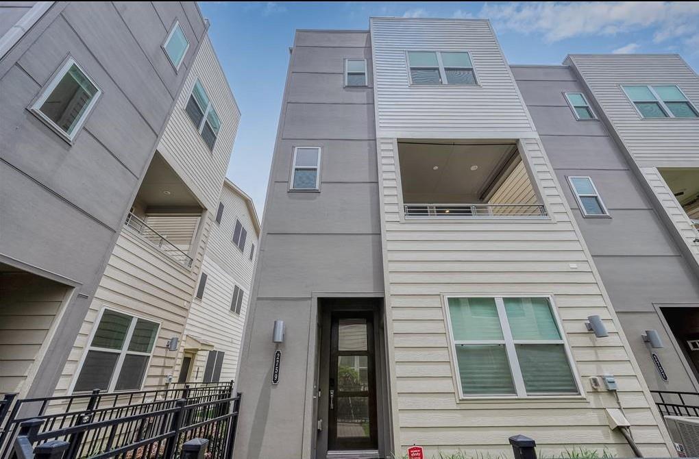 2759 Clinton Dr in Houston, TX - Building Photo