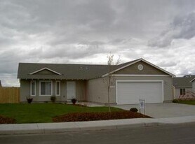 2955 NW 9th Ln in Redmond, OR - Building Photo