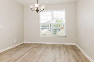 580 Smoky Mountains Dr, Unit 310 in Gallatin, TN - Building Photo - Building Photo