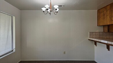 7008 N Half Moon Dr in Bakersfield, CA - Building Photo - Building Photo