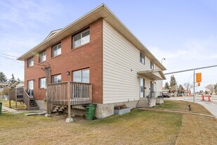 13157-13166 66 St NW in Edmonton, AB - Building Photo