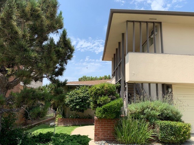 5913 S Fairfax Ave in Los Angeles, CA - Building Photo