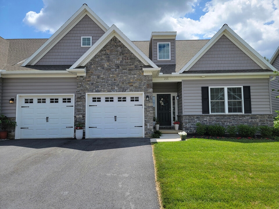 206 Buckton Dr in Lititz, PA - Building Photo