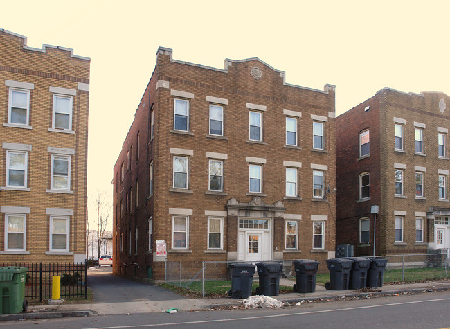 1680 Broad St in Hartford, CT - Foto de edificio - Building Photo