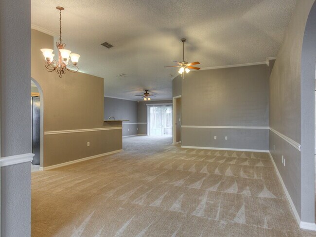 12934 Lake Vista Dr in Gibsonton, FL - Building Photo - Building Photo