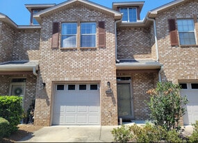 8860 Brown Pelican Cir in Navarre, FL - Building Photo