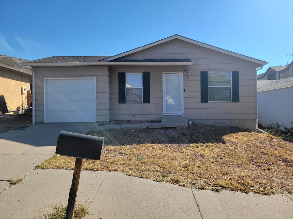 4902 Pioneer Rd in Pueblo, CO - Building Photo