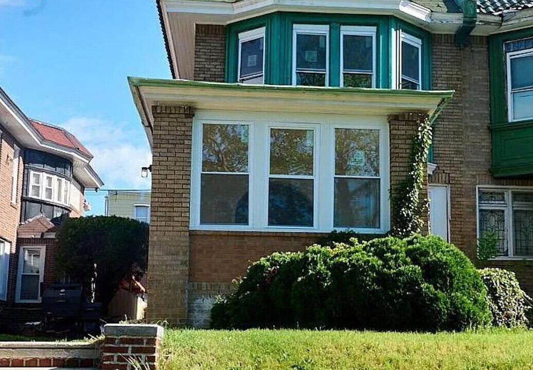6121 Cobbs Creek Pky in Philadelphia, PA - Building Photo