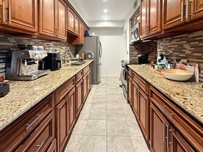 1262 S Barrington Ave, Unit 201 in Los Angeles, CA - Building Photo - Building Photo