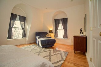 2 Harvard Sq, Unit 2 in Brookline, MA - Building Photo - Building Photo